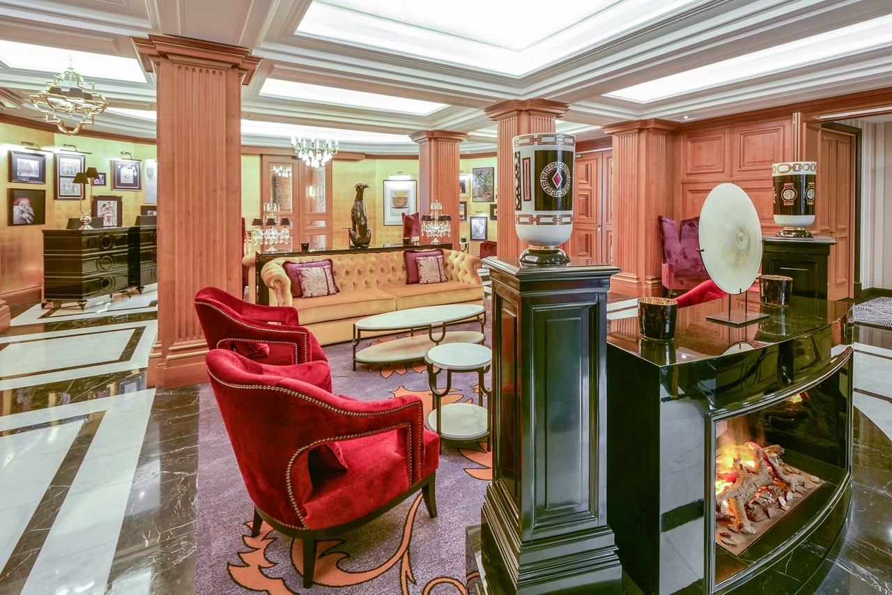 Elegantes Restaurantinterieur am Abend